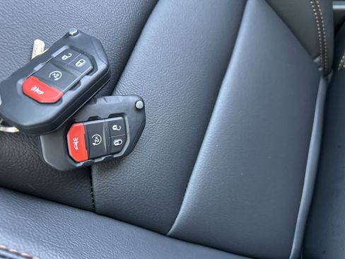 Used 2025 Jeep Gladiator Sport image 20