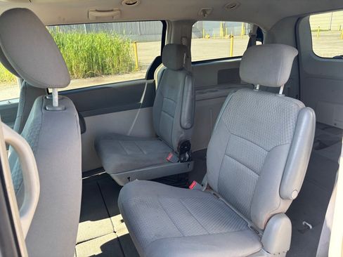 Used 2009 Chrysler Town & Country Touring FWD image 11