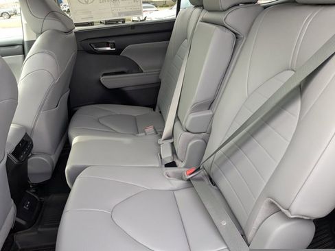 New 2026 Toyota Highlander XLE image 14