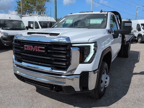 Used 2024 GMC Sierra 3500 Pro AWD/4WD image 9