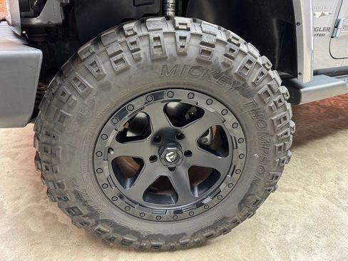 Used 2017 Jeep Wrangler Unlimited Sahara w/ Connectivity Group image 26