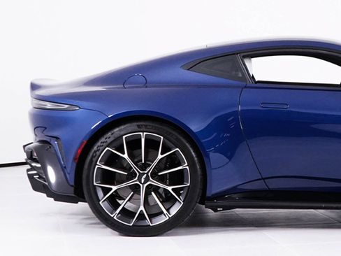 Used 2025 Aston Martin V8 Vantage Coupe RWD image 14