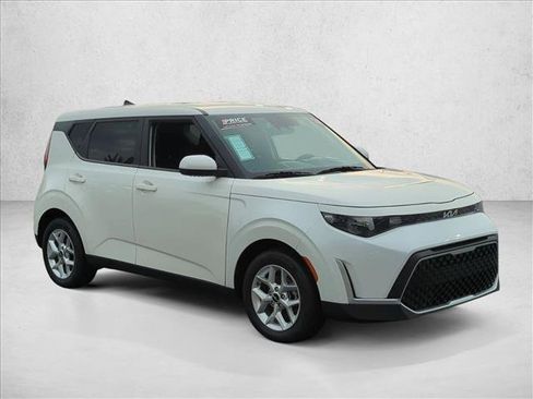 Used 2024 Kia Soul LX w/ Option Group 015 FWD image 3