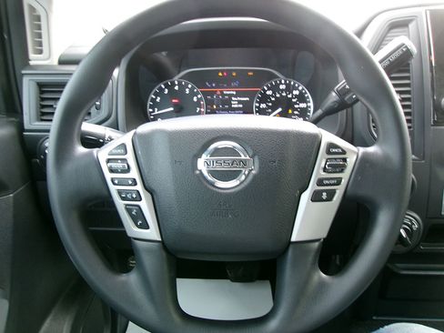 Used 2022 Nissan Titan SV image 20