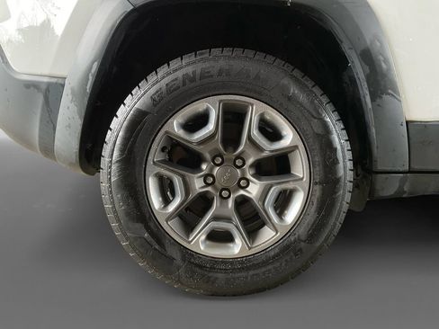 Used 2019 Jeep Cherokee Trailhawk AWD/4WD image 10