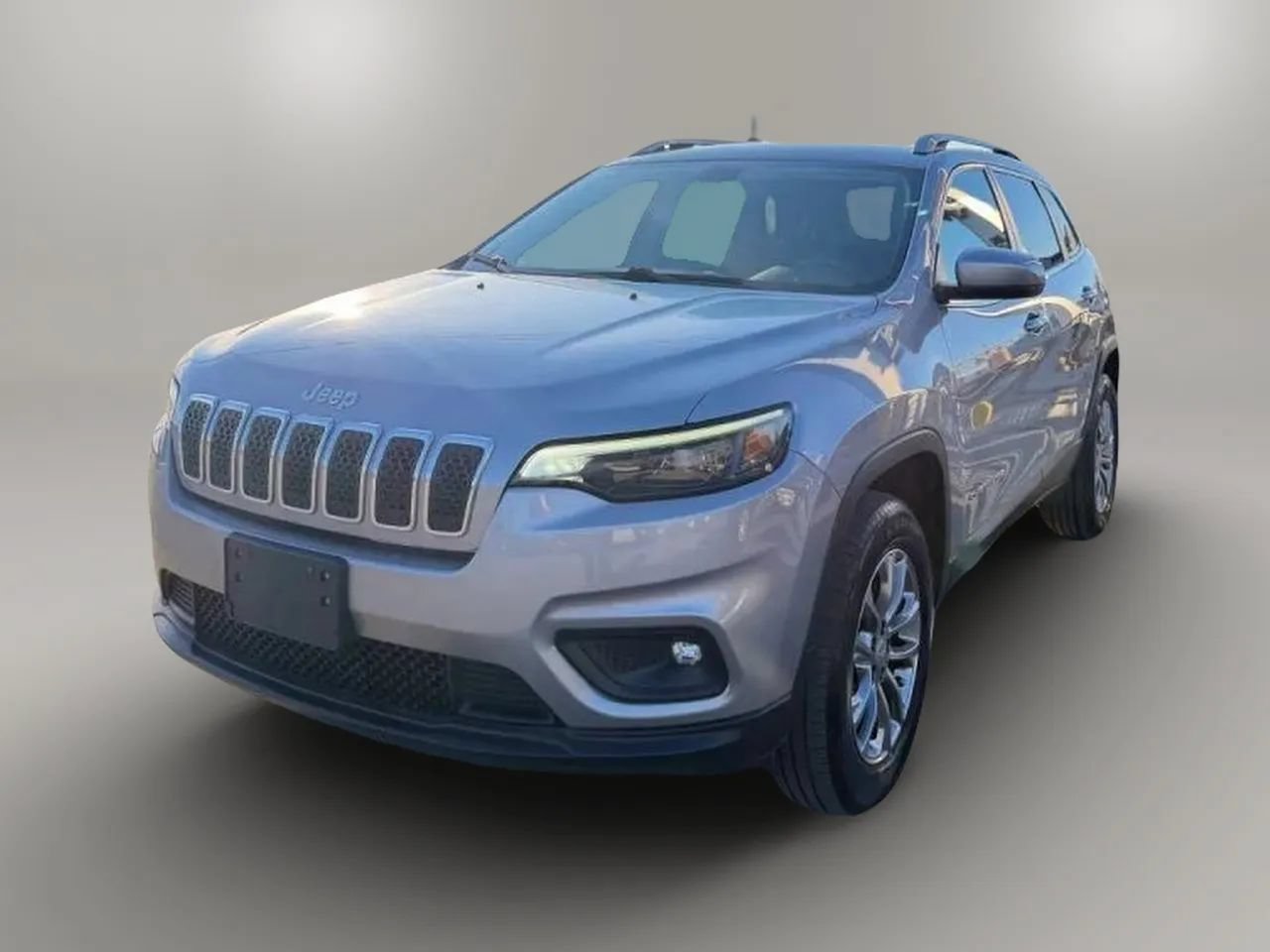 Used 2019 Jeep Cherokee Latitude Plus w/ Cold Weather Group AWD/4WD image 4