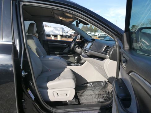 Used 2019 Toyota Highlander Limited image 28