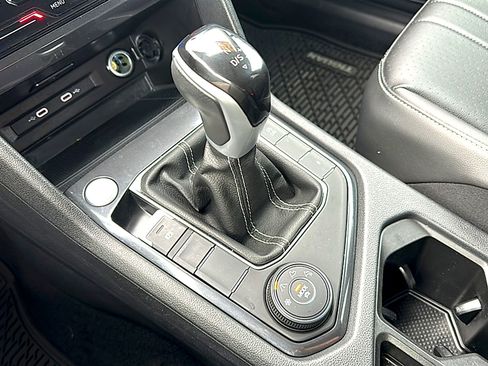 Used 2024 Volkswagen Tiguan SE image 34