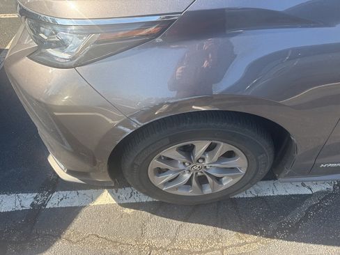 Used 2021 Toyota Sienna XLE image 3