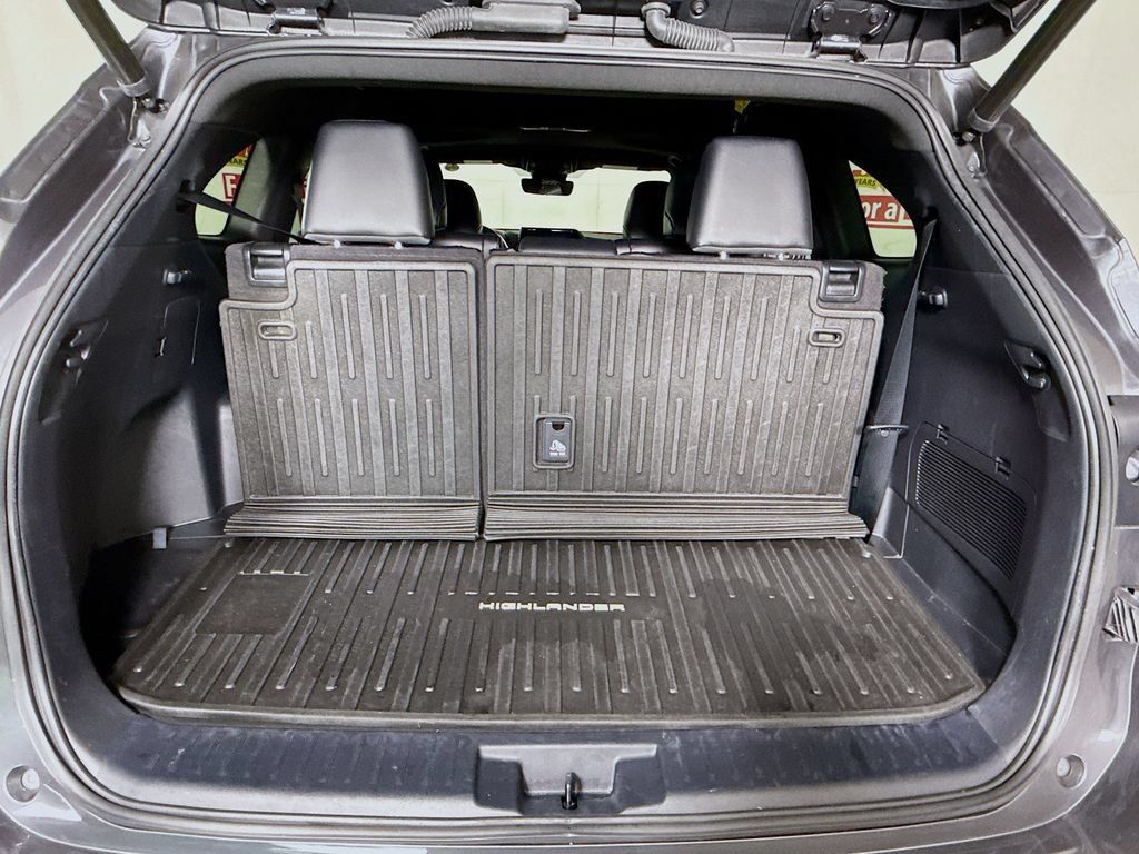 Used 2023 Toyota Highlander XSE AWD/4WD image 29