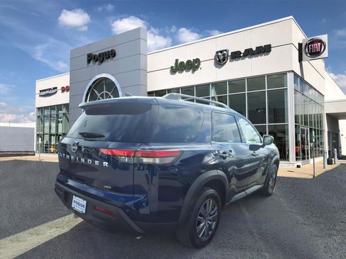 Used 2025 Nissan Pathfinder SV image 2