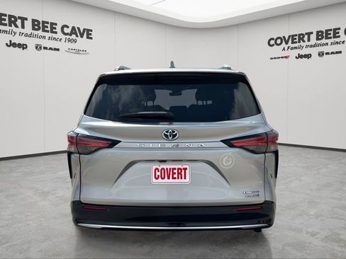 Used 2021 Toyota Sienna Limited image 8