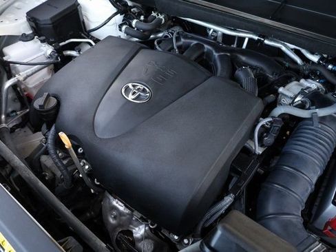 Used 2022 Toyota Highlander XLE image 9