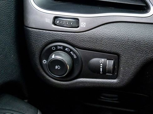 Used 2019 Jeep Cherokee Latitude w/ Cold Weather Group image 22