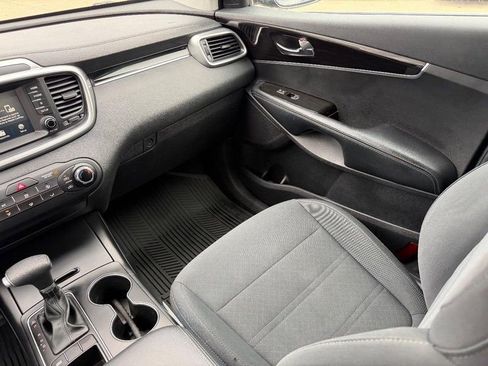 Used 2019 Kia Sorento L image 17