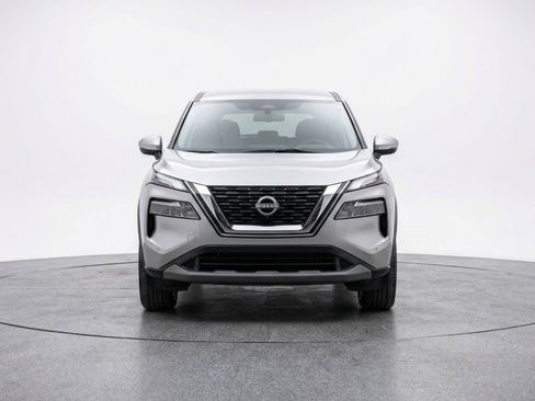 Used 2025 Nissan Rogue SV image 2