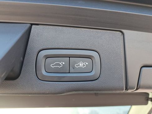 Used 2022 Volvo XC60 B5 Momentum w/ Advanced Package image 7