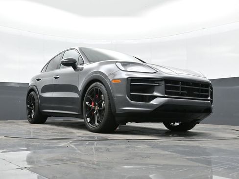 Certified 2025 Porsche Cayenne GTS AWD/4WD image 40