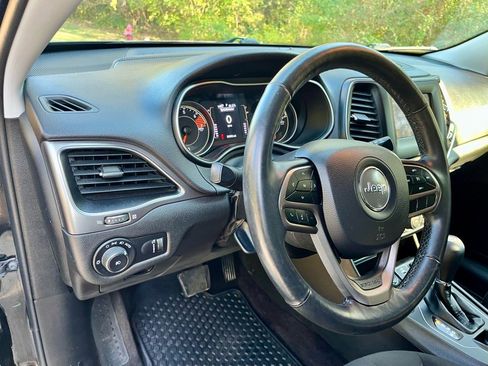 Used 2019 Jeep Cherokee Latitude w/ Cold Weather Group image 9