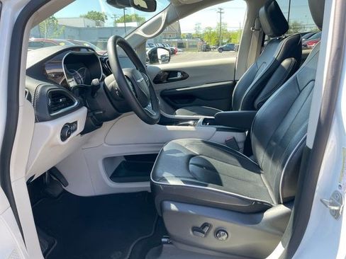 Certified 2023 Chrysler Pacifica Limited FWD image 35
