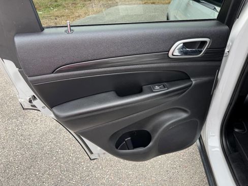 Used 2019 Jeep Grand Cherokee Laredo image 40