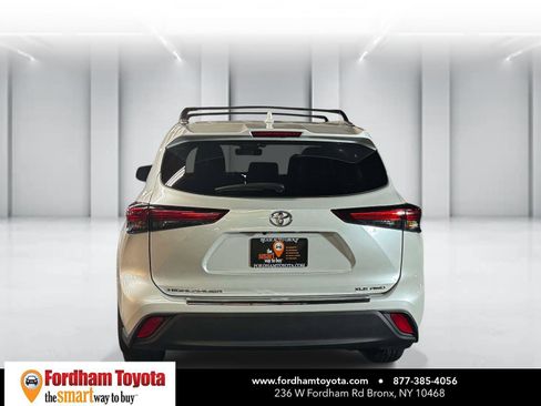 Used 2022 Toyota Highlander XLE AWD/4WD image 6
