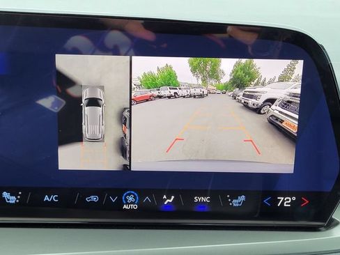 Used 2025 Chevrolet Traverse LT w/ Sun and Wheel Package FWD image 11