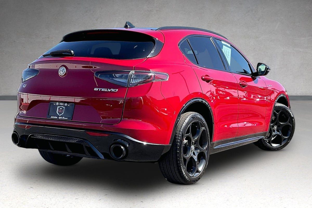 Used 2025 Alfa Romeo Stelvio Sprint AWD/4WD image 36