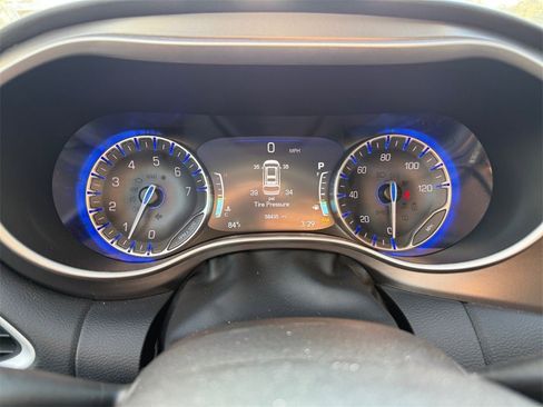 Certified 2024 Chrysler Pacifica Touring-L image 16