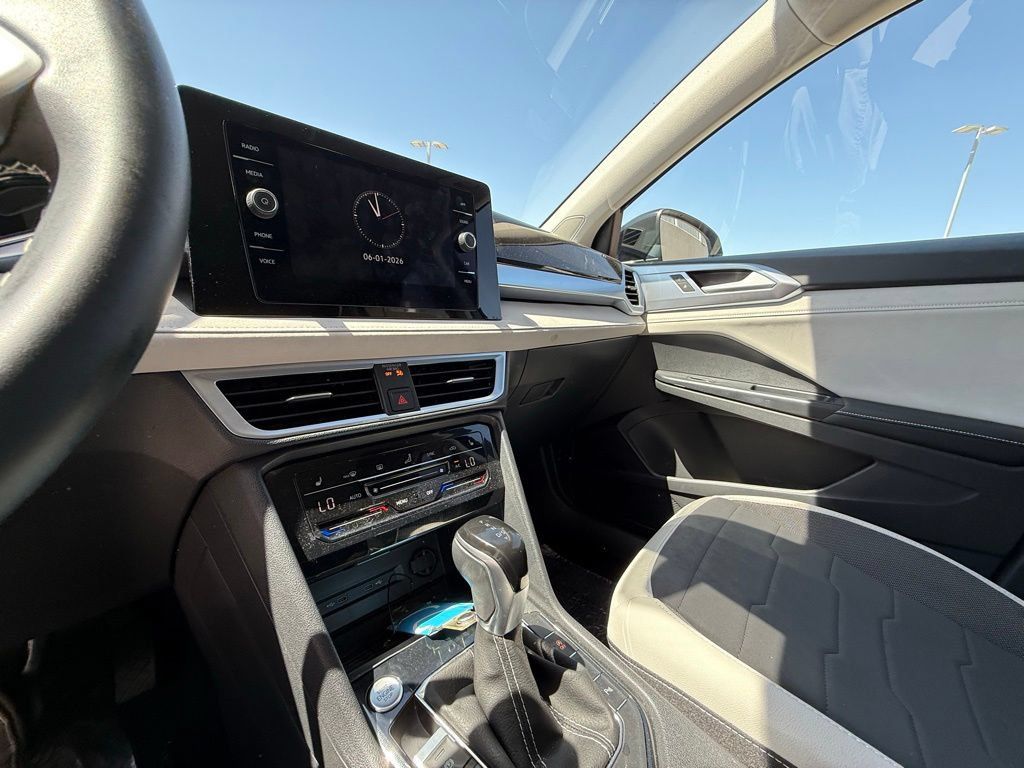 Certified 2025 Volkswagen Taos SE FWD image 11