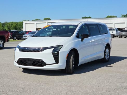 New 2027 Chrysler Pacifica Select FWD image 3