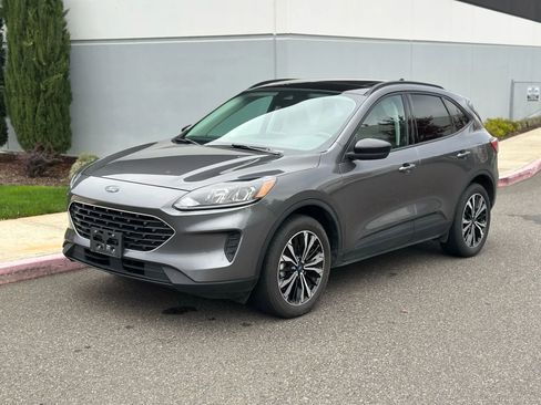 Used 2021 Ford Escape SE w/ SE Sport Appearance Package image 7