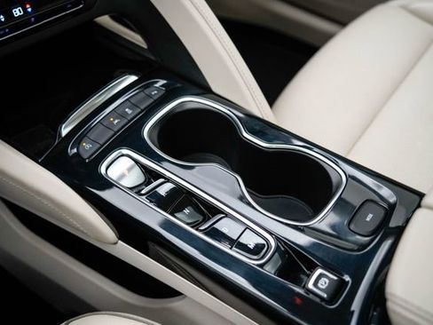 Used 2022 Buick Envision Essence w/ Safety Package FWD image 32