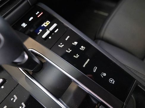 Certified 2026 Porsche Macan AWD/4WD image 25