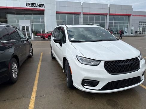 Used 2025 Chrysler Pacifica Limited image 3