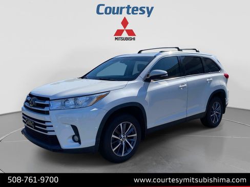 Used 2019 Toyota Highlander XLE AWD/4WD image 1