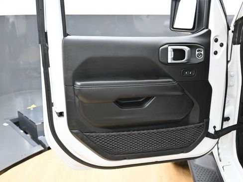 Used 2022 Jeep Wrangler Unlimited Sahara w/ Cold Weather Group AWD/4WD image 30