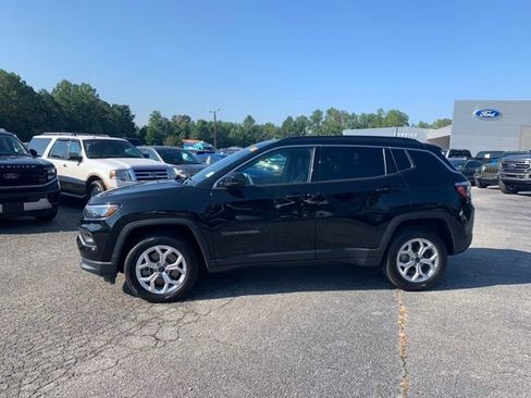 Used 2025 Jeep Compass Latitude w/ Sun & Sound Group AWD/4WD image 5