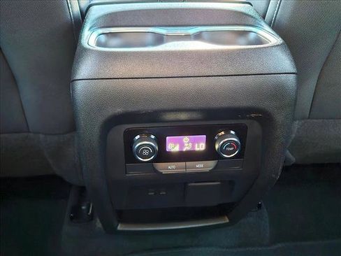 Used 2024 Chevrolet Traverse LT image 17