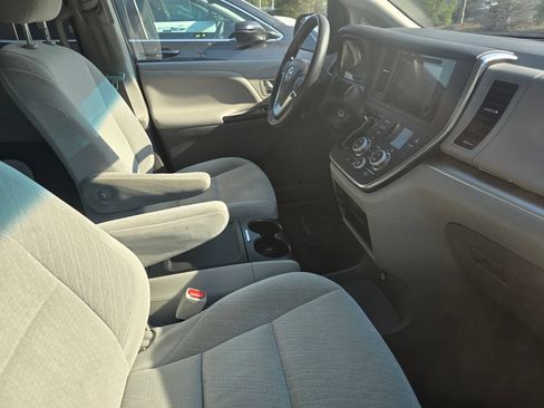 Used 2015 Toyota Sienna LE AWD/4WD image 13