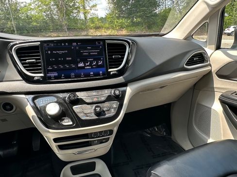 Used 2022 Chrysler Pacifica Touring-L FWD image 29