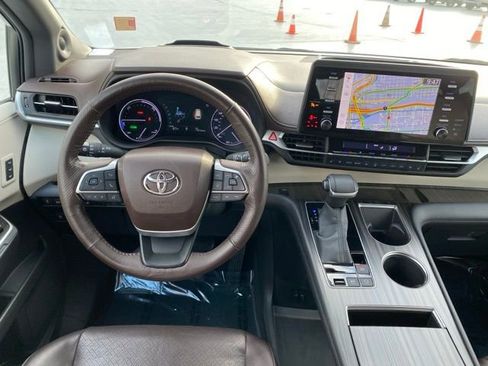 Used 2022 Toyota Sienna Platinum image 12
