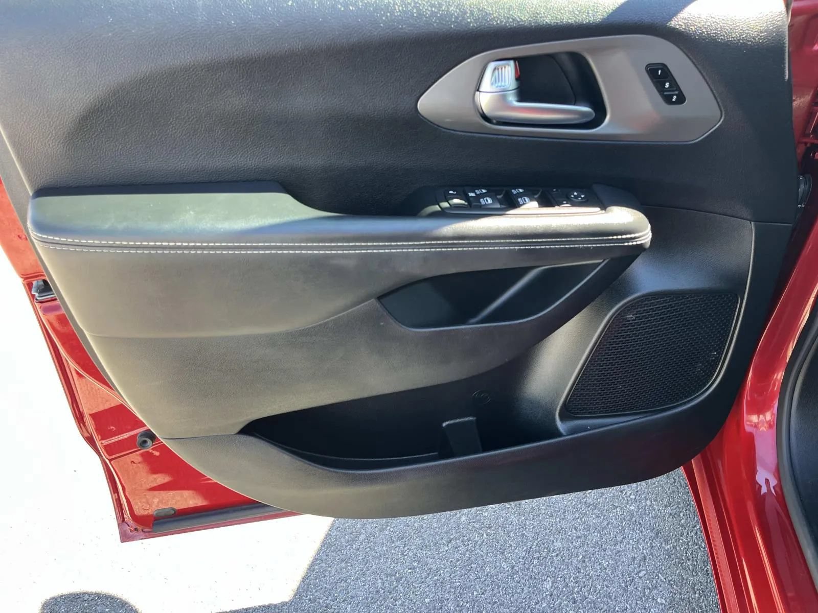 Used 2025 Chrysler Pacifica Select FWD image 25