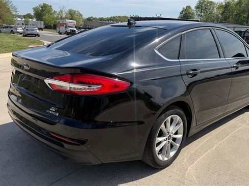Used 2019 Ford Fusion SE image 3