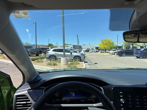 Used 2025 Volkswagen Taos SE AWD/4WD image 13