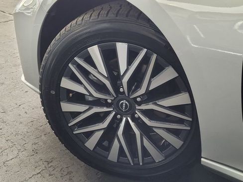 Used 2024 Nissan Altima 2.5 SV image 3