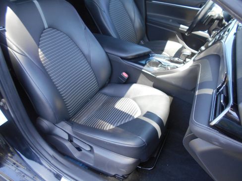 Used 2019 Toyota Camry SE w/ Accessory Appearance Package FWD image 10