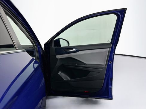 Used 2024 Volkswagen Taos SE w/ Panoramic Sunroof Package FWD image 32