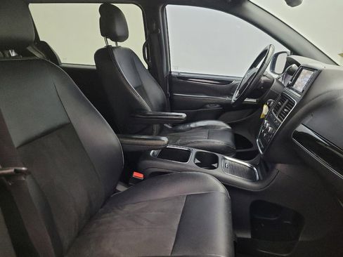 Used 2019 Dodge Grand Caravan SXT w/ Blacktop Package FWD image 21
