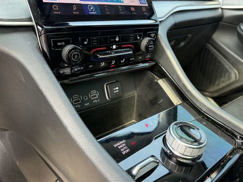 Used 2023 Jeep Grand Cherokee L Limited w/ Black Appearance Package image 21